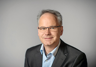 Carsten Knop - Portraitaufnahme für das Blaue Buch "Die Redaktion stellt sich vor" der Frankfurter Allgemeinen Zeitung. Portrait Carsten Knob, Chefredakteur der digitalen Produkte der Frankfurter Allgemeinen Zeitung fotografriert im Studio am Freitag, den 5. April 2019.