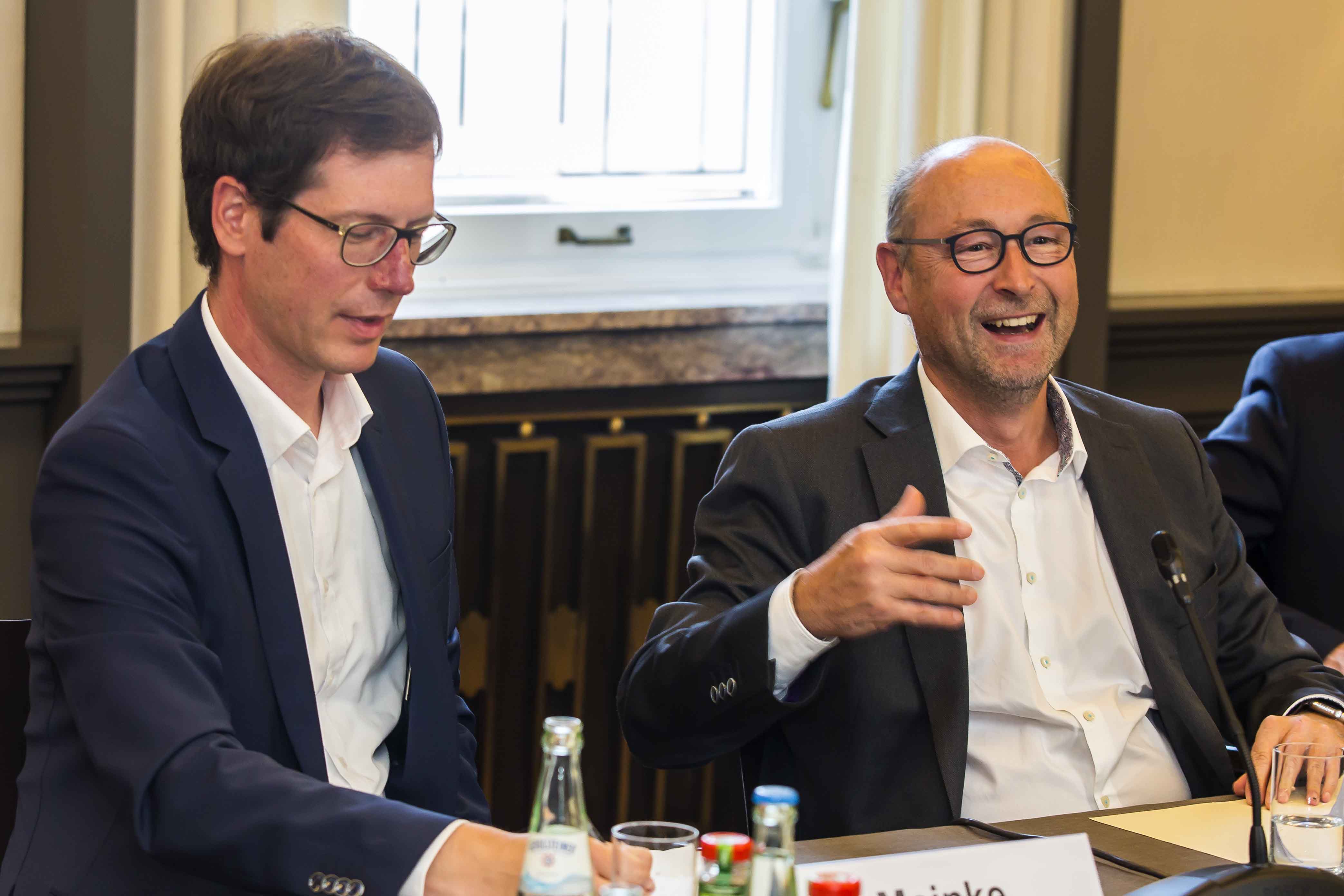 Rolf Buch, rechts, bei seinem Besuch im Industrieclub Rolf Buch, rechts, bei seinem Besuch im Industrieclub